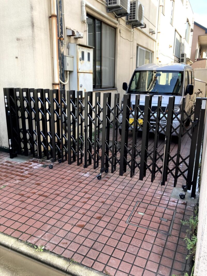 川崎市にてカーゲートをアコーディオン門扉に交換リフォームしました。