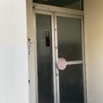 玄関エントランスドアカバー工事を行いました