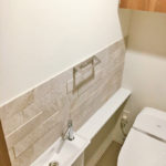 大田区の新築マンションのトイレにLIXILエコカラットをアクセントに施工。清潔で高級感のある空間に。