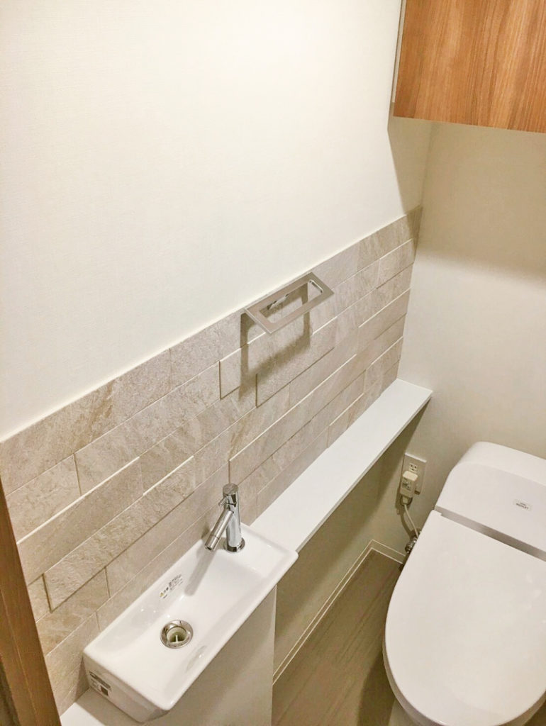 大田区の新築マンションのトイレにLIXILエコカラットをアクセントに施工。清潔で高級感のある空間に。